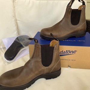 BLUNDSTONES NEW IN BOX NEVER WORN #1609